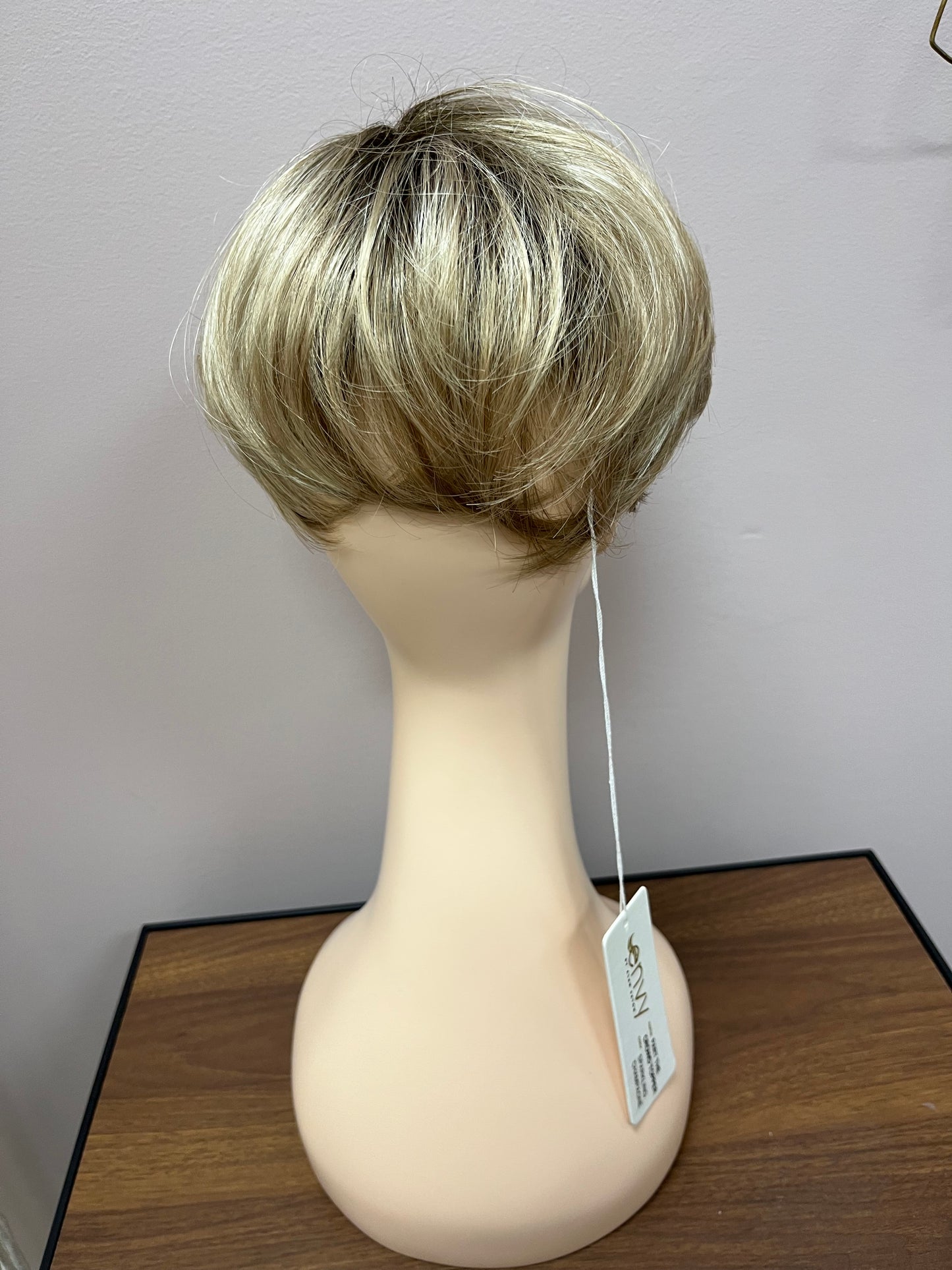 Part The Crowd Topper in Sparkling Champagne *BOUTIQUE DEAL